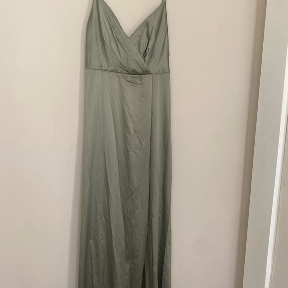 David's Bridal Green Ruched Maxi Gown - Picture 4 of 10